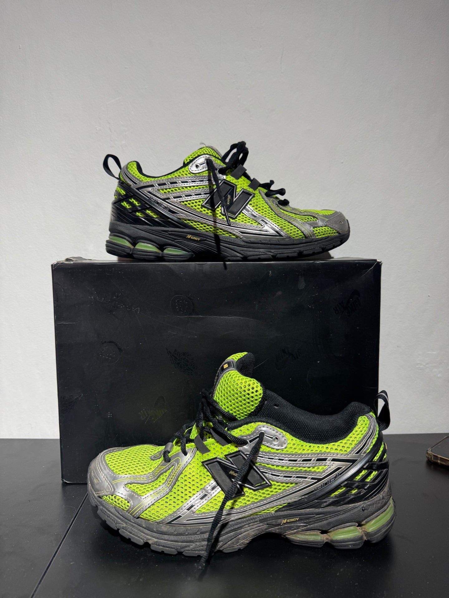 NEW BALANCE 1906R „Volt / Schwarz“ – 42