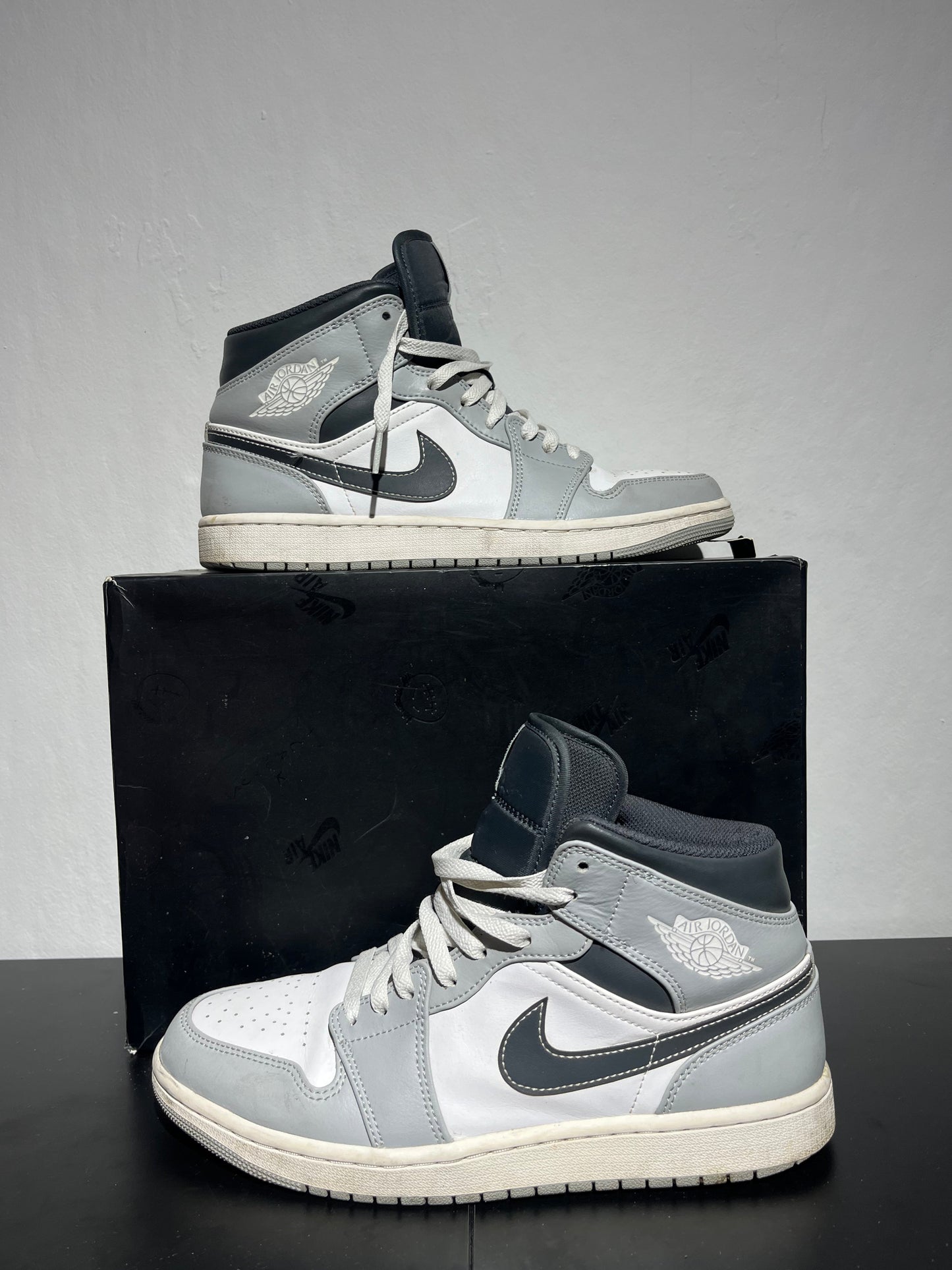 NIKE Air Jordan 1 Grau/Weiß - Größe 44